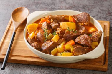 İçten İrlandalı, sarımsak, sığır eti, Guinness, domuz pastırması, patates, havuç ve soğan karışımından oluşan esinlenmiş biftek güveci masanın üstünde. Yatay