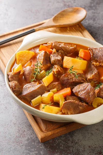 Irish Beef Guinness Ragoût Légumes Saison Dans Pot Sur Table — Photo