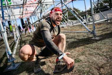 Bir engelin geçişi sırasında çan kulesinde yarışmacı.