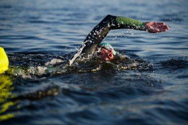 Açık deniz eğitiminde bir sporcu