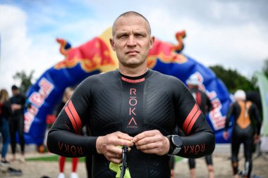 Yüzücü başlangıç için hazırlanıyor.