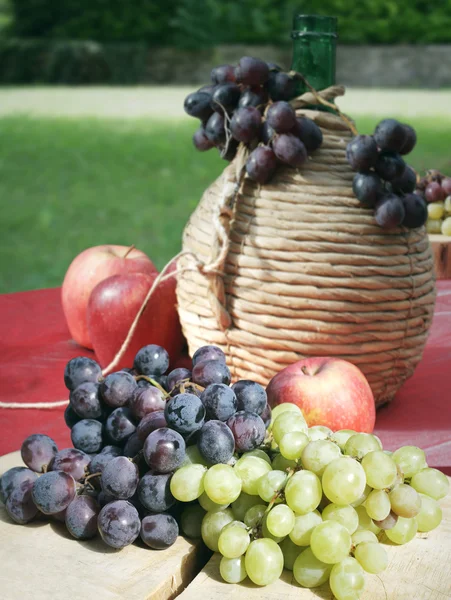 Raisins Pommes et cuve de vin — Photo