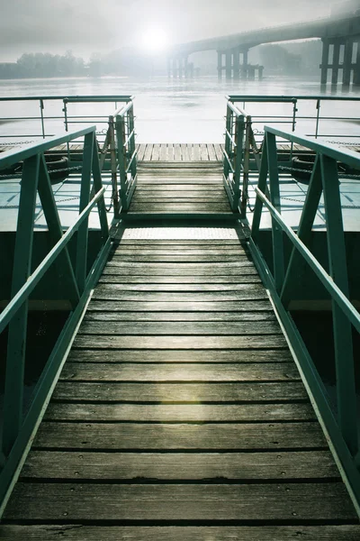 Pier in de rivier — Stockfoto