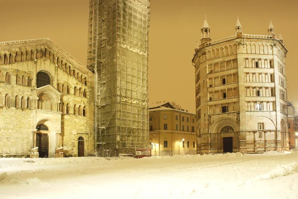 Baptisterium a katedrála v noci se sněhem — Stock fotografie