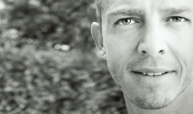 Genç bir adama yaklaş.