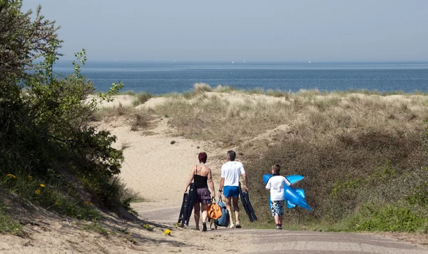 Familjen gå till stranden — Stockfoto