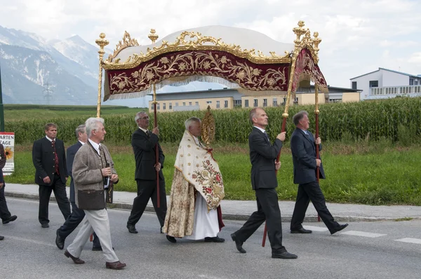 Prozession der Maria Himmelfahrt in axams austria — Stockfoto