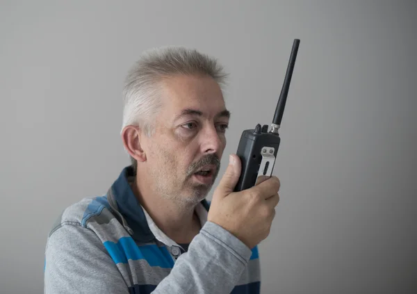 Mobil radion konuşan yetişkin adam — Stok fotoğraf