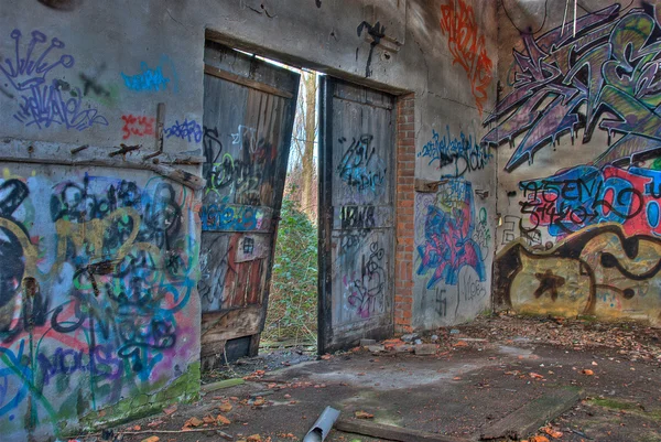 Schwerkraft stiftet Altbau an — Stockfoto