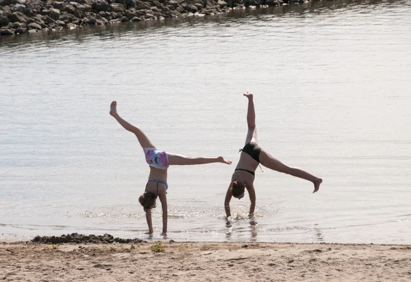 Flickor gymnastik på tne beach — Stockfoto