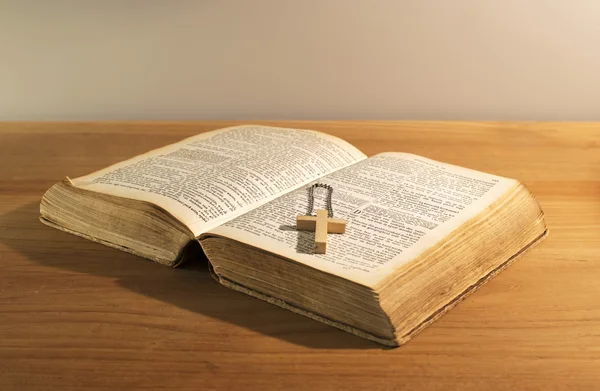 Старая библейская книга — стоковое фото