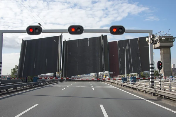 Öppna bron nära rotterdam — Stockfoto