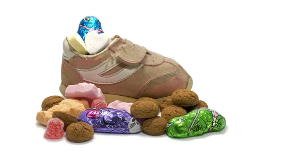 Schuh mit Süßigkeiten aus dem Sinterklaas — Stockfoto