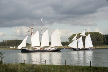 iki genç profesyoneller Klasik yarış sırasında gemi