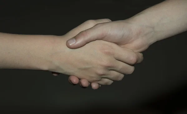 Zwei Kinder geben sich die Hand — Stockfoto