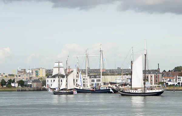 El barco Gulden Leeuw zarpa del puerto de Rotterdam — Foto de Stock