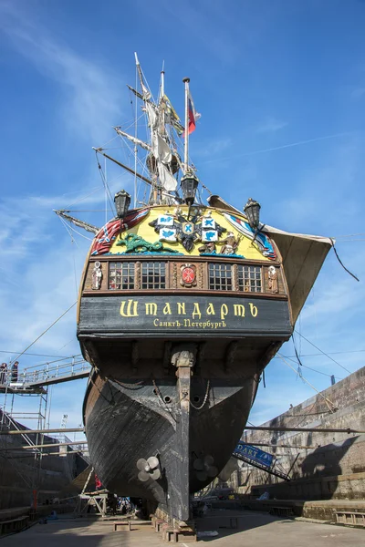 The russian frigat Shtandart for renovation in the dry dock — Stock Photo, Image