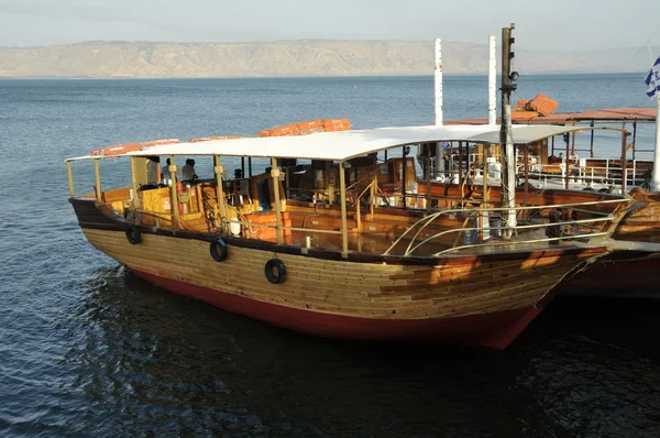 Barco en el lago Tiberio galilee — Foto de Stock