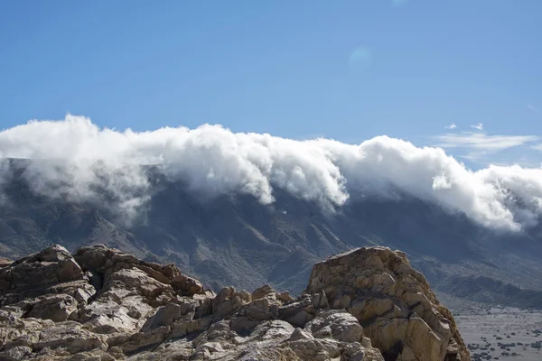 Chmury nad górami — Zdjęcie stockowe