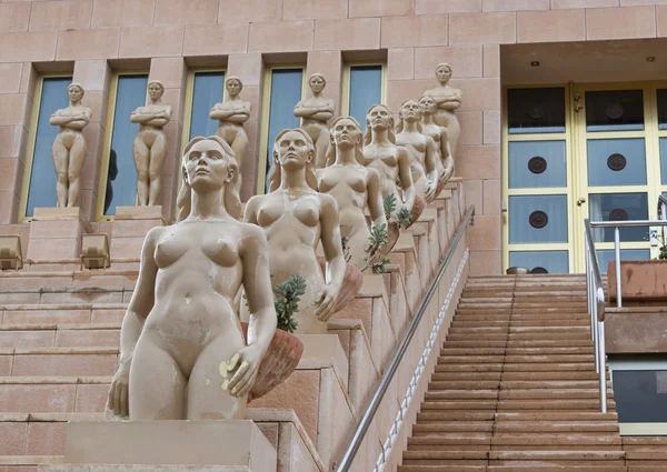Treppe mit Statut von nackten Damen — Stockfoto