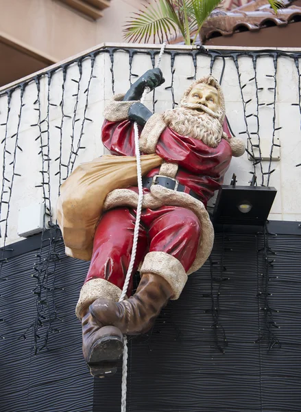 Święty Mikołaj wiszący na linie — Zdjęcie stockowe