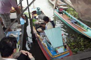 Bangkok - 28 Mart 2011: gıda Nehri üzerinde Mar üzerinde satan kadın