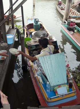 Bangkok - 28 Mart 2011: gıda Nehri üzerinde Mar üzerinde satan kadın
