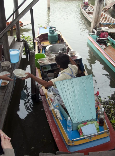 Bangkok - 28. března 2011: žena prodej potravin na řece na březen — Stock fotografie