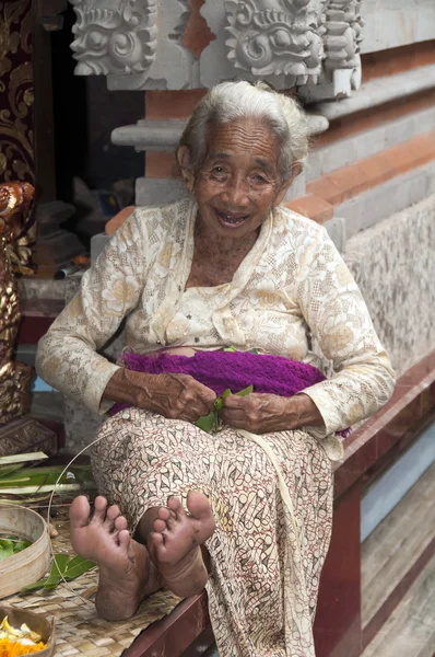 Hindu Festivali için teklifleri hazırlanması womna — Stok fotoğraf