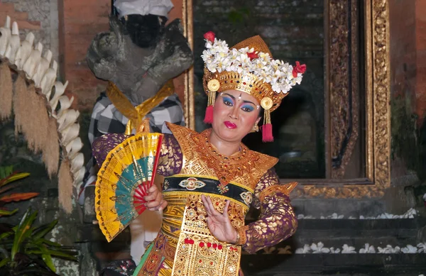 UBUD - 05 de abril de 2011: bailarina en Ubud Bali bailando para touri — Foto de Stock