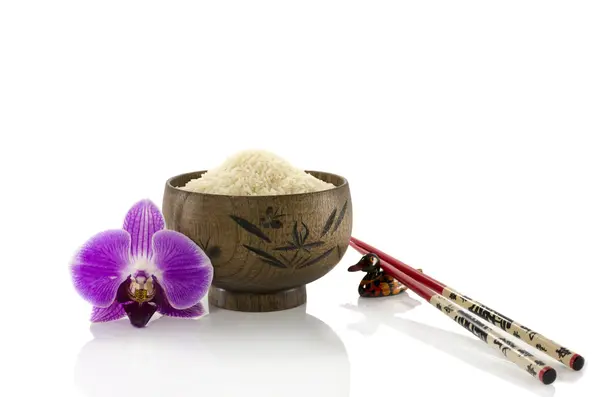 Taza de arroz de madera con orquídea —  Fotos de Stock