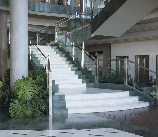 Dev merdiven lüks bina var