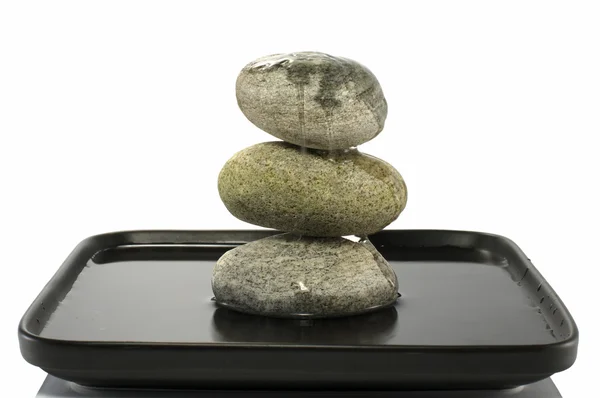 Flujo de agua sobre las piedras en equilibrio —  Fotos de Stock