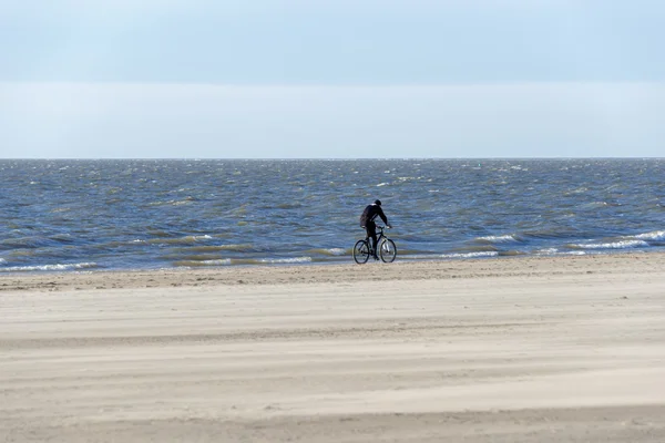 Ensam cyklist på stranden — Stockfoto