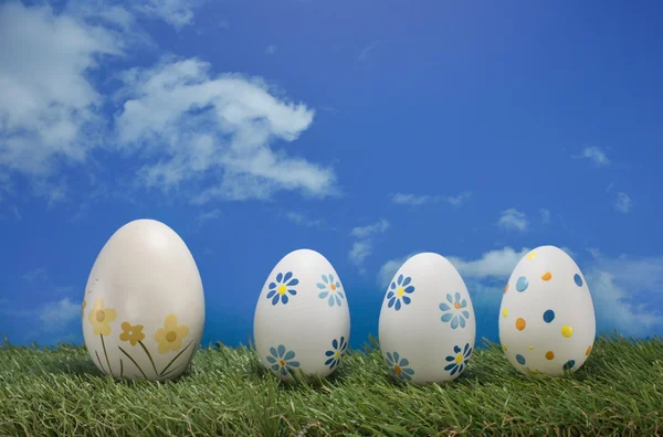 Velikonoční vajíčka s modrou oblohou — Stock fotografie