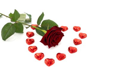 kırmızı gül ve kalp şekli çikolata