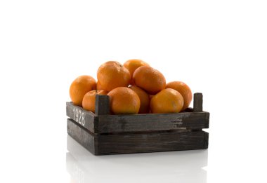 mandalina ile eski ahşap kutu