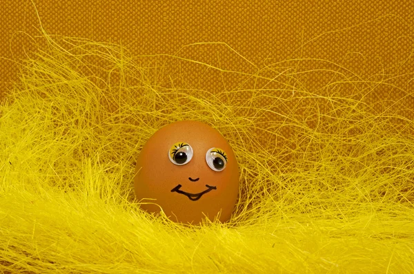 Пасхальные яйца улыбаются в камеру — стоковое фото