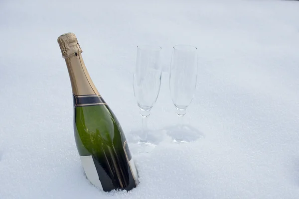 Пляшка шампанського на снігу — стокове фото