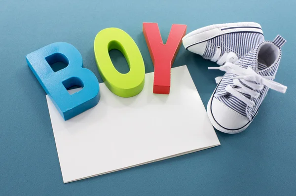 Tarjeta de bebé niño con texto y zapatos — Foto de Stock