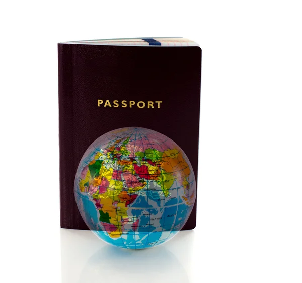 जगभरात प्रवास करण्यासाठी पासपोर्ट — स्टॉक फोटो, इमेज