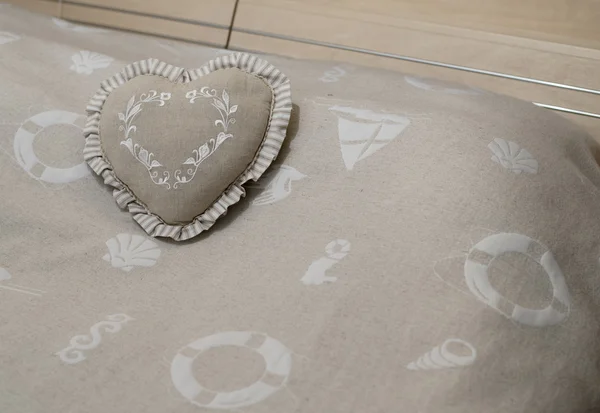 Kalp şekli yastık battaniye — Stok fotoğraf