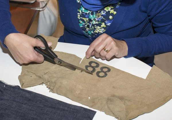 Frau in der Werkstatt stellt Kleidung her — Stockfoto