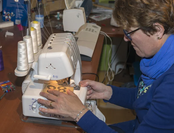 Frau in der Werkstatt stellt Kleidung her — Stockfoto