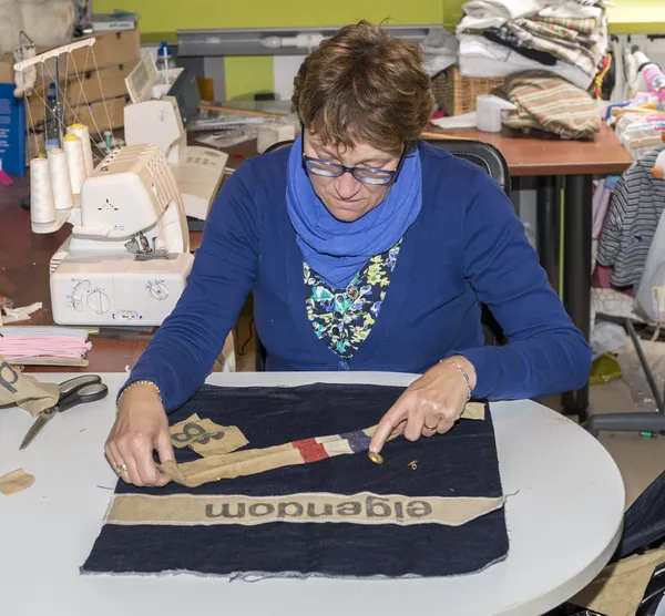 Frau in der Werkstatt stellt Kleidung her — Stockfoto