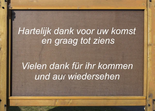 Placa de madeira com obrigado fror vindo em holandês en alemão — Fotografia de Stock