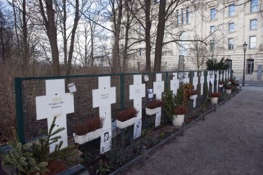 mezar brandenburger tor berlin yakınlarında haçlar
