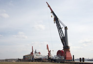 Hollanda'da dev vinç platform