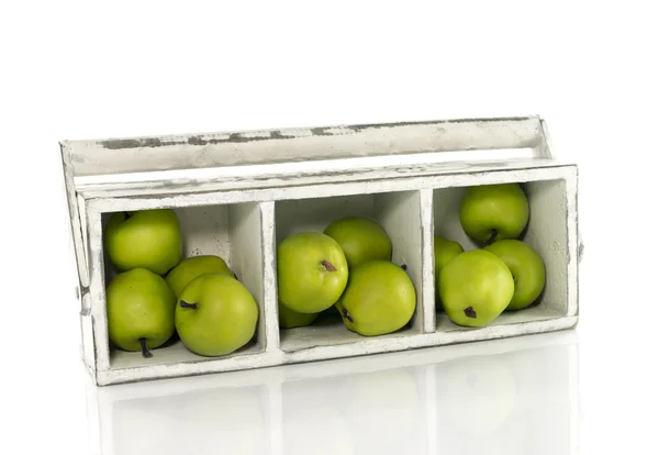 Caja de madera con manzanas verdes —  Fotos de Stock