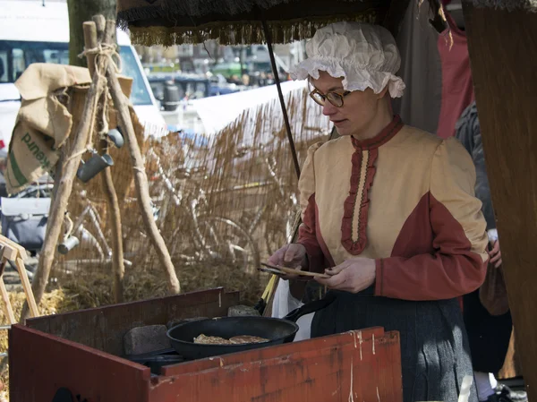 Woman making pancakes — Stock Photo, Image